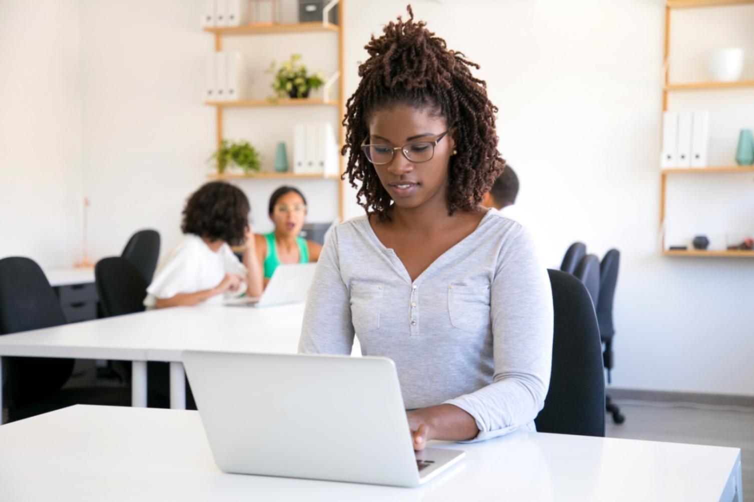 オフィスでの技術開発の様子